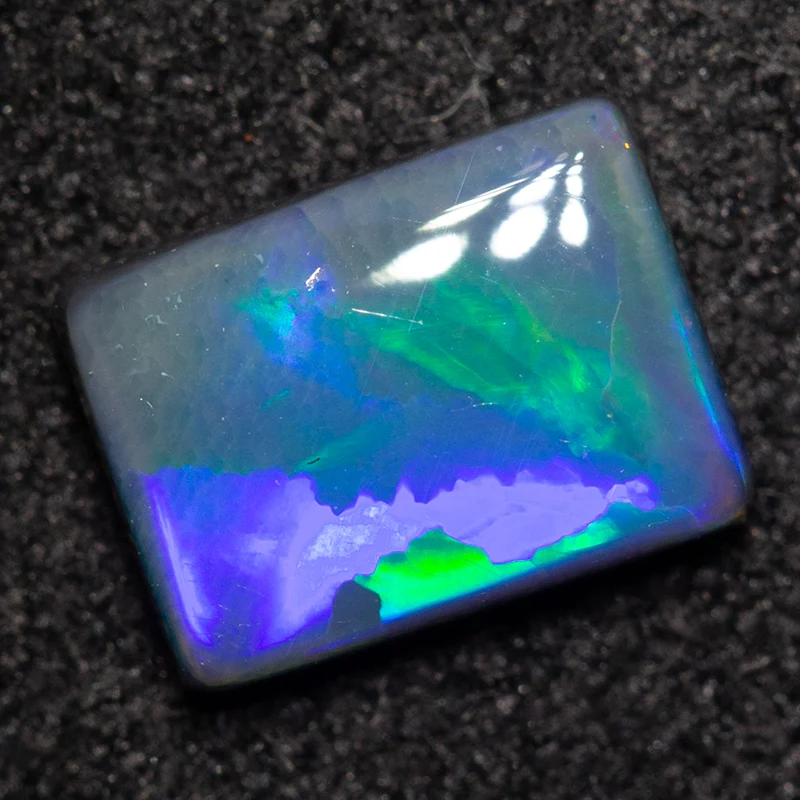 0.65 ct black opal 6.9x5.2x2mm - Image 4