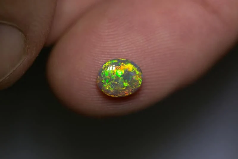 0.81 ct dark opal 7x6x3mm - Image 2