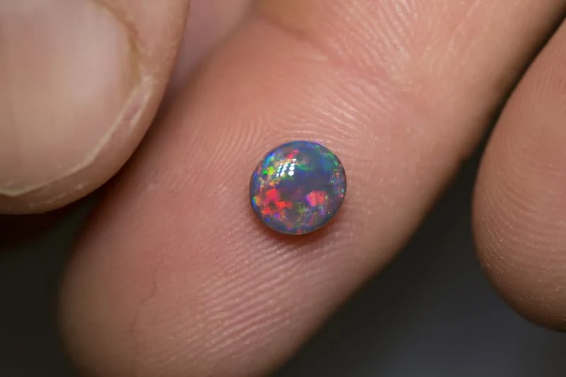 0.84 ct black opal gem 6.3x6x3mm - Image 2