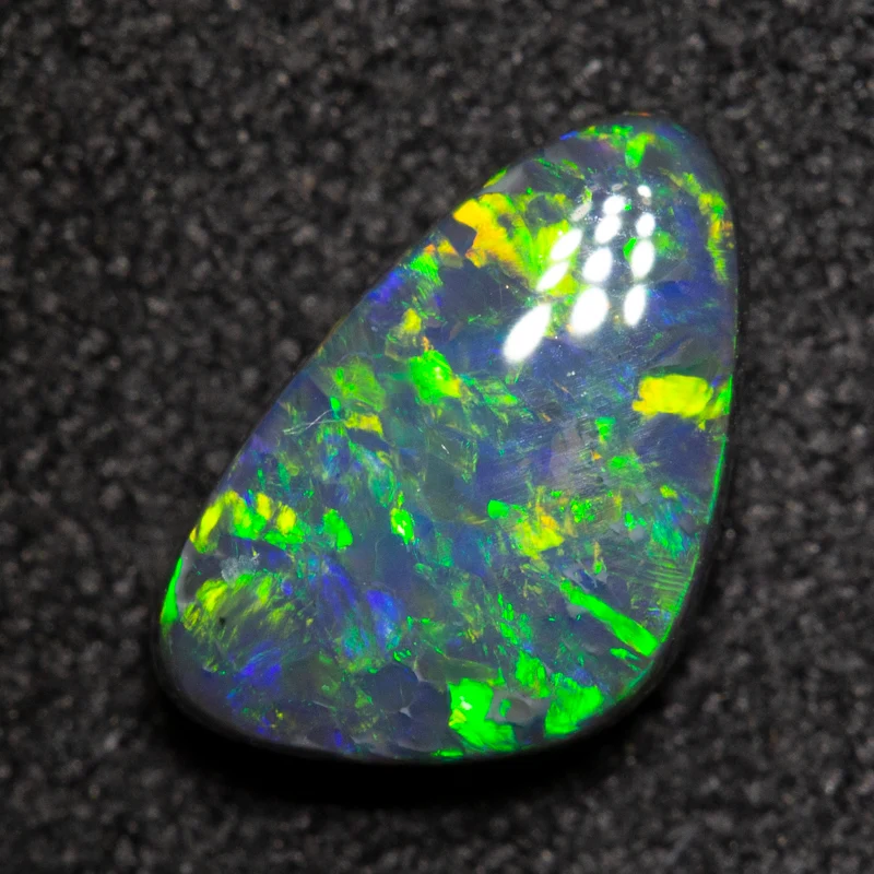 0.93 ct black opal 9.1x5.6x3mm - Image 2