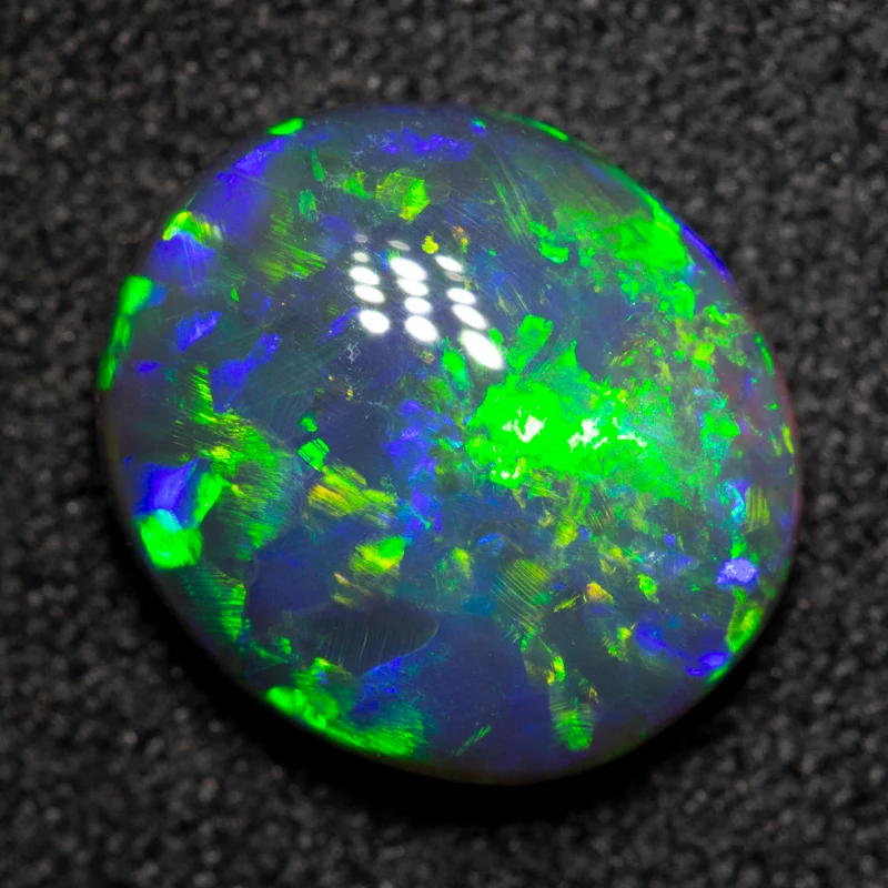 2.52 ct black opal 10.6x9.4x4.1mm - Image 2