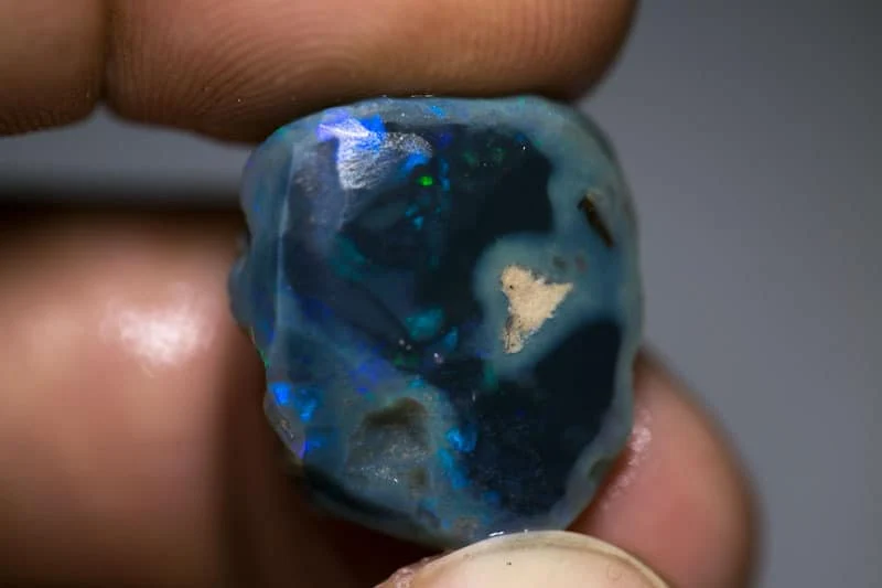 2000 carats of rough and rubbed opal - Image 2